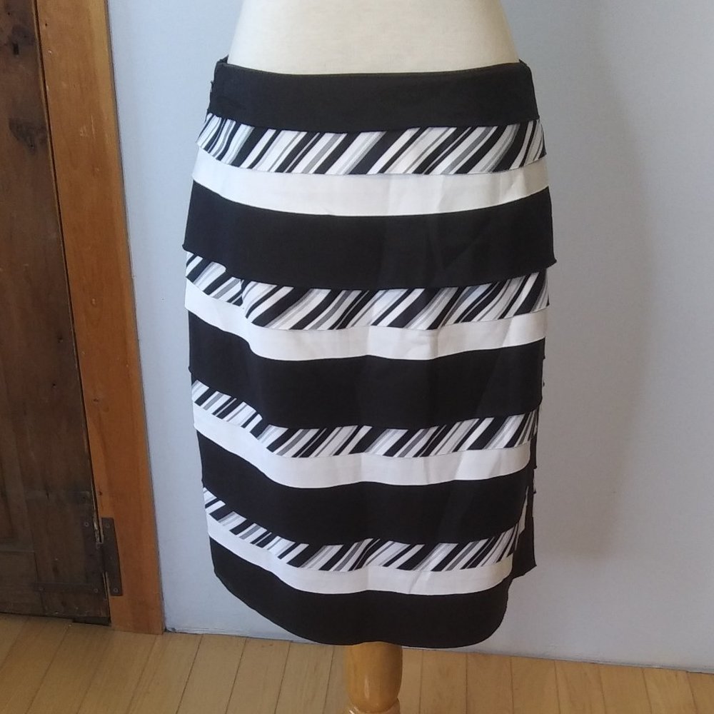NWT White House Black Market Bumble Bee skirt  fully lined size 4